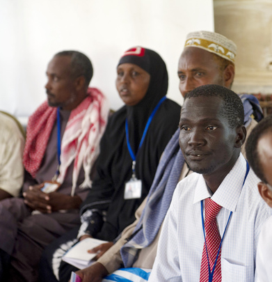 Líderes do complexo de Dadaab, no norte do Quênia, durante encontro com o Secretário-Geral da ONU no início deste mês. (UN Photo/Mark Garten) Líderes do complexo de Dadaab, no norte do Quênia, durante encontro com o Secretário-Geral da ONU no início deste mês. (UN Photo/Mark Garten)