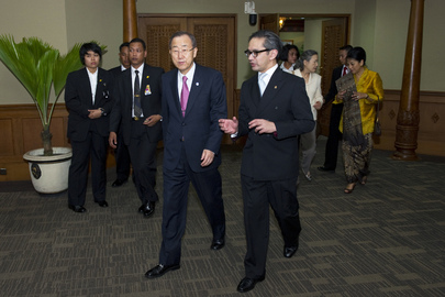 Secretary-General Met by Foreign Minister on Arrival in Indonesia
