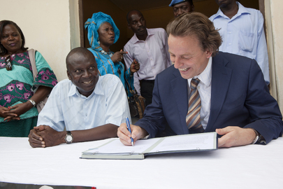 Albert Gerard Koenders, da Holanda, foi nomeado para chefiar missão da ONU no Mali. Na imagem, ele participa de evento em escola na Costa do Marfim, onde já representou a Organização. Foto: ONU/Patricia Esteve