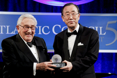 Secretary-General Presented International Leadership Award by Henry Kissinger