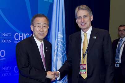 Secretary-General Meets U.K. Defence Secretary at NATO Summit in Chicago