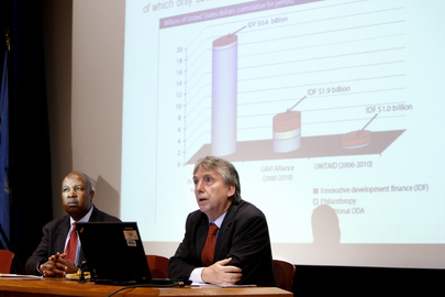 Robert Vos, do Departamento de Assuntos Econômicos e Sociais da ONU (DESA), lança relatório em coletiva de imprensa. (ONU/Devra Berkowitz) Robert Vos, do Departamento de Assuntos Econômicos e Sociais da ONU (DESA), lança relatório em coletiva de imprensa. (ONU/Devra Berkowitz)