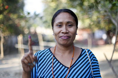 Uma eleitora da cidade de Dili exibe a prova de ter expressado sua voz nas urnas nas eleições parlamentares do Timor-Leste. (Foto: ONU/Martine Perret)